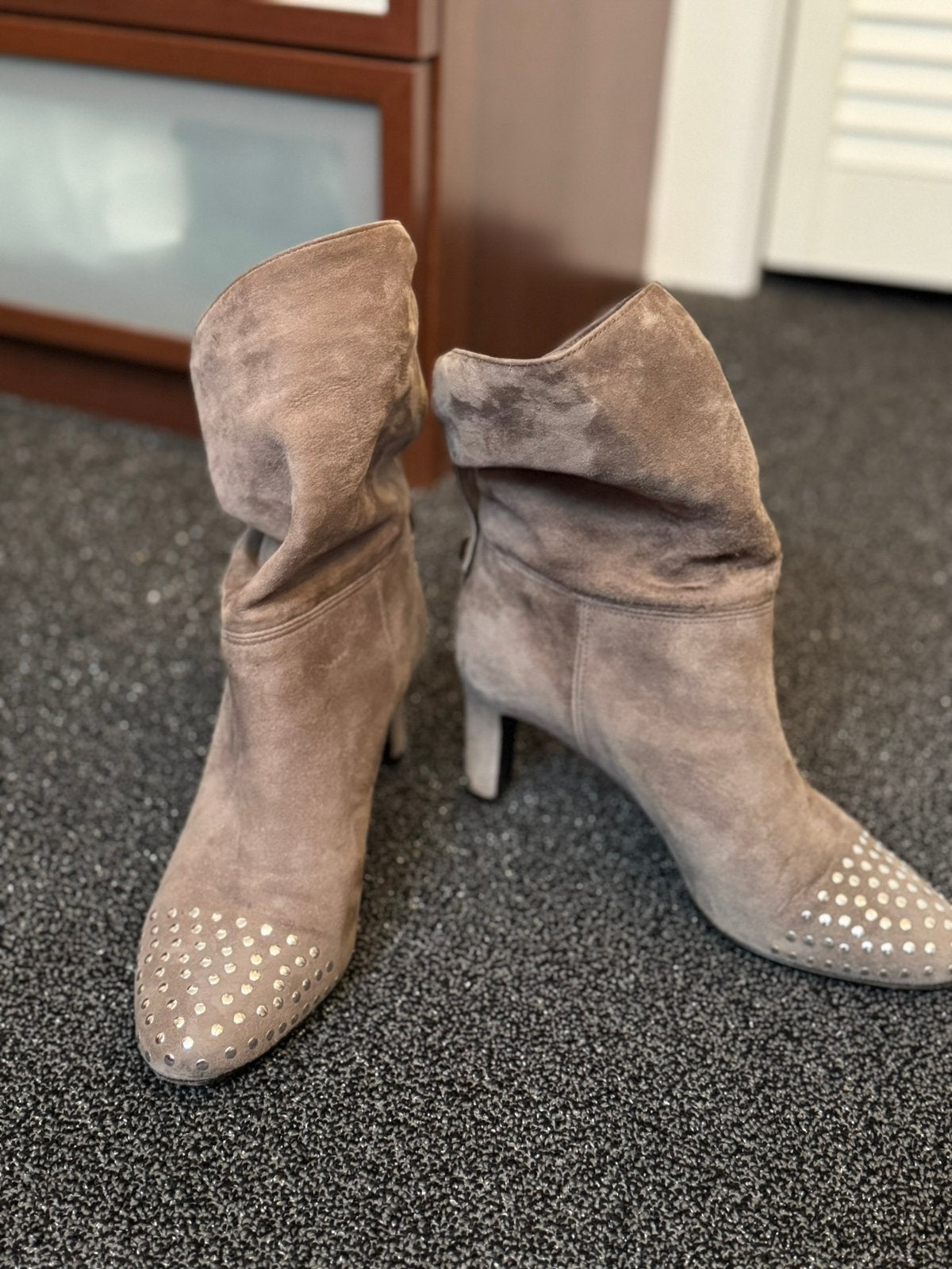 Taupe suede laarzen van Karen Millen maat 36, Overige kleuren, Lage of Enkellaarzen, Ophalen of Verzenden, Zo goed als nieuw