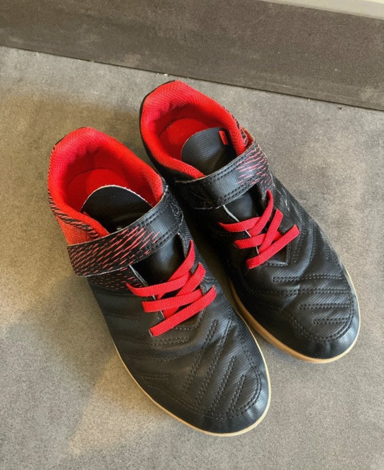 Gymschoenen zaalvoetbal kipsta maat 34, Ophalen of Verzenden, Zo goed als nieuw, Jongen of Meisje, Sportschoenen
