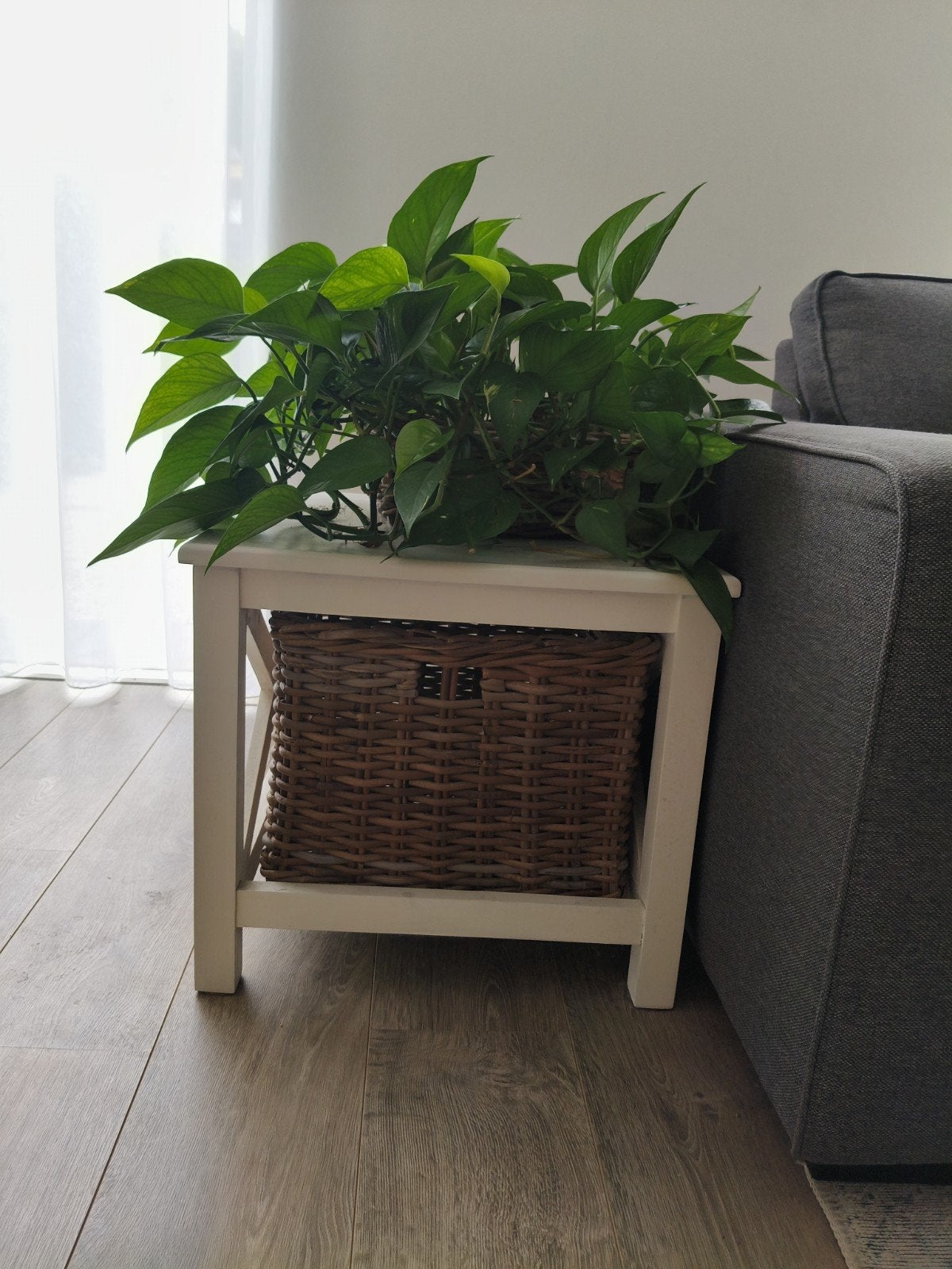 Wit bijzettafeltje IKEA met rieten mand, Huis en Inrichting, Ophalen, Minder dan 45 cm, Minder dan 55 cm, Gebruikt