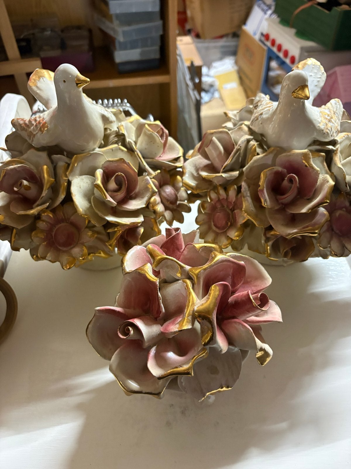 Set van 3 porseleinen bloemstukken met duiven, Antiek en Kunst, Antiek | Keramiek en Aardewerk, Ophalen
