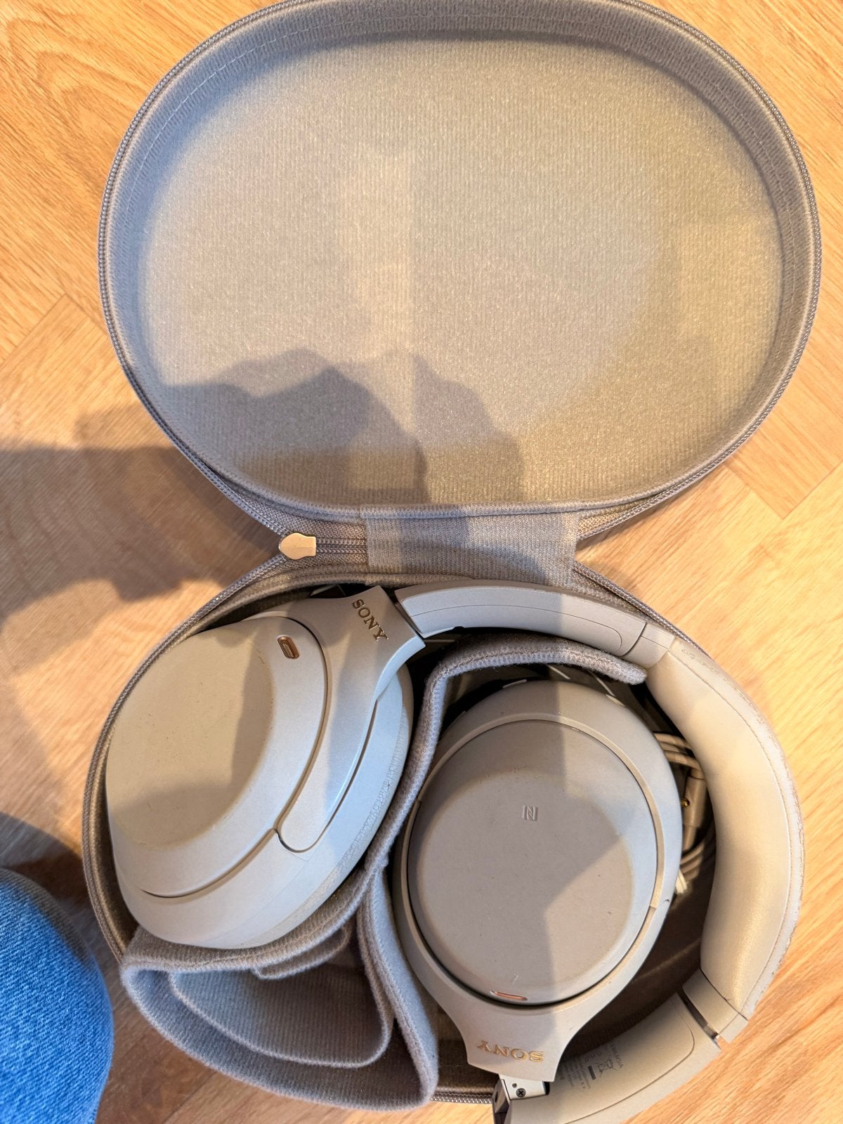 Sony koptelefoon met hoes en originele draadjes, Gebruikt, Ophalen of Verzenden, Grijs, Draagtas/etui