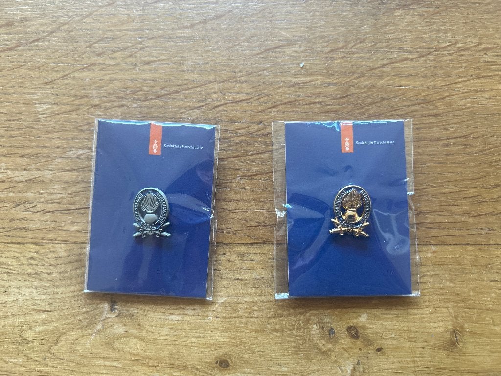 2x Opsporingsspeldje / pin Koninklijke Marechaussee, Ophalen of Verzenden, Marechaussee, Nederland, Overige typen