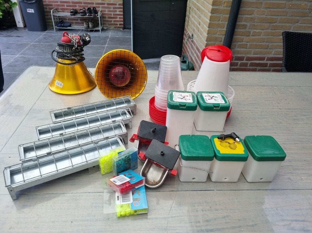 hulpmiddelen opfok kuikens, Ophalen, Gebruikt, Drinken en Voederen