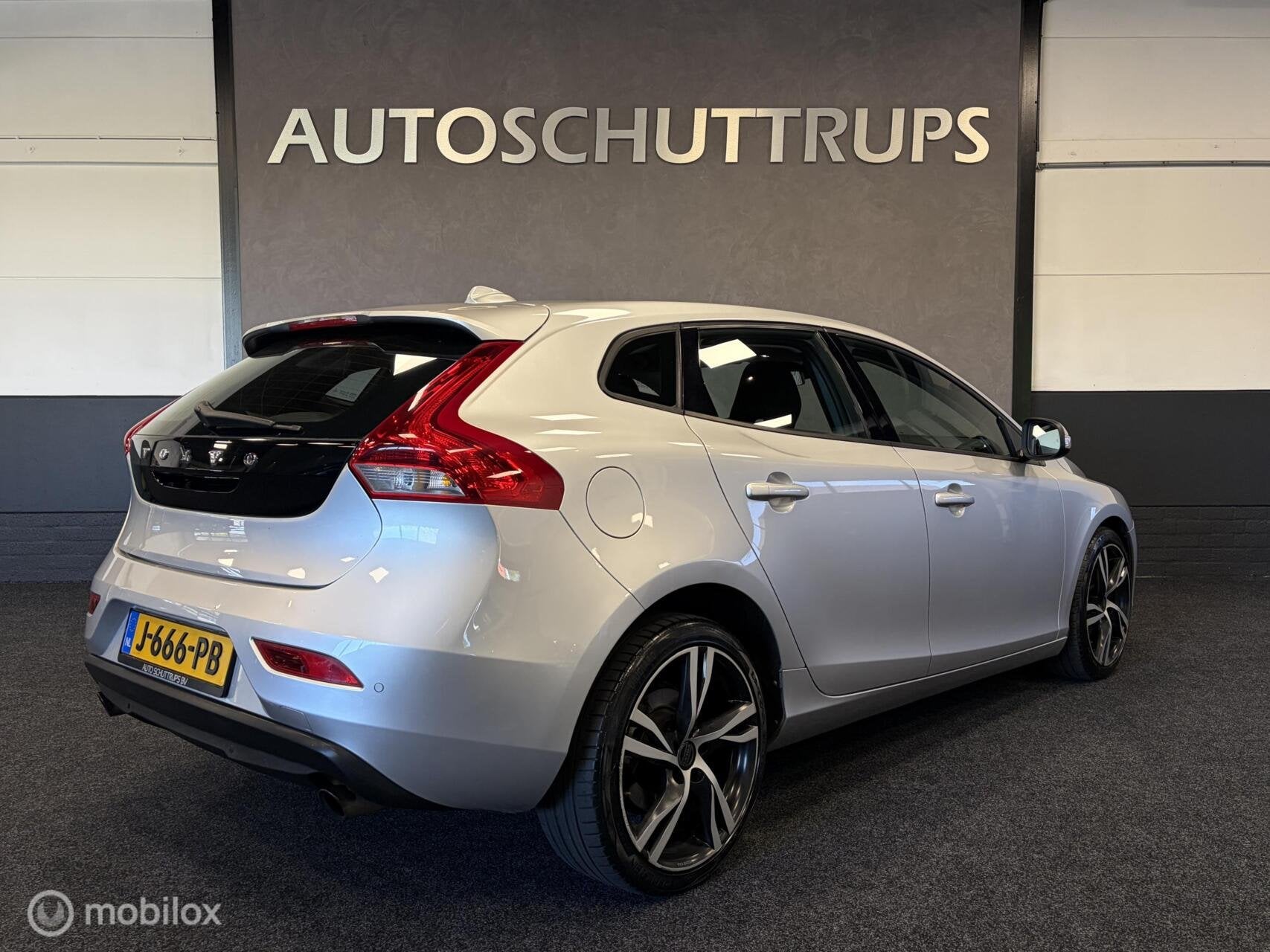 Volvo V40 1.6 T2 Momentum LMV / NAVI / AIRCO / CRUISE / NETT, Auto's, Voorwielaandrijving, Stof, Gebruikt, Zwart