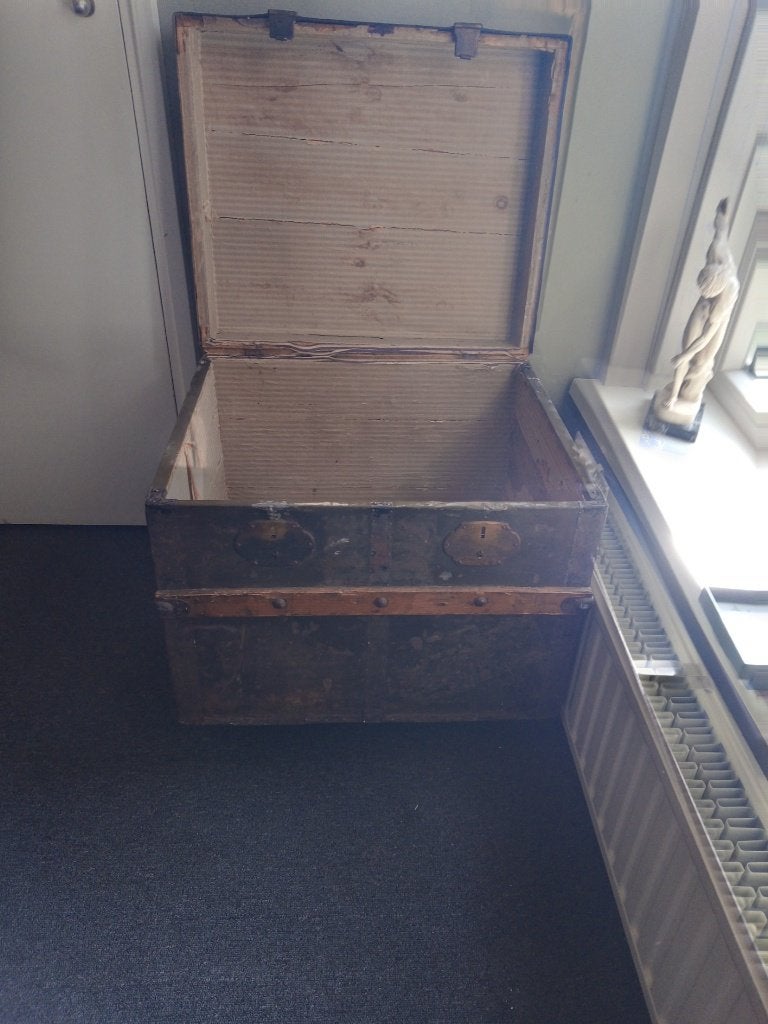 Antieke kist met metalen zijhengels, Minder dan 50 cm, Gebruikt, Minder dan 50 cm, 5 – 50