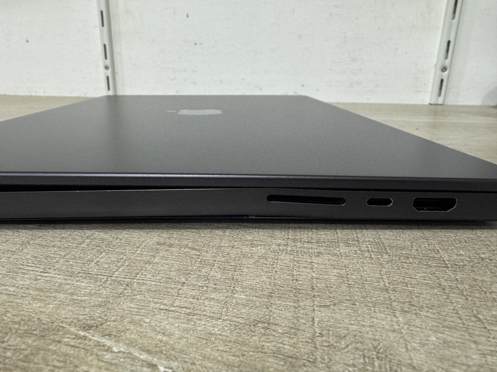 Macbook Pro 16" 2024 M3 Pro 18GB+512GB SpaceBlack LEES TEKST, Gebruikt, 512 GB, 1 Apple Park Way in Cupertino, Info@apple.com