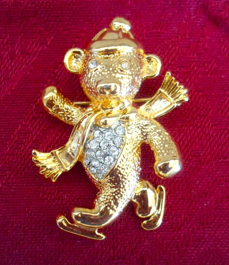 Broche. Beer met sjaal en muts op schaatsen. Strassteentjes, Ophalen of Verzenden, Zo goed als nieuw, Goud, Overige materialen
