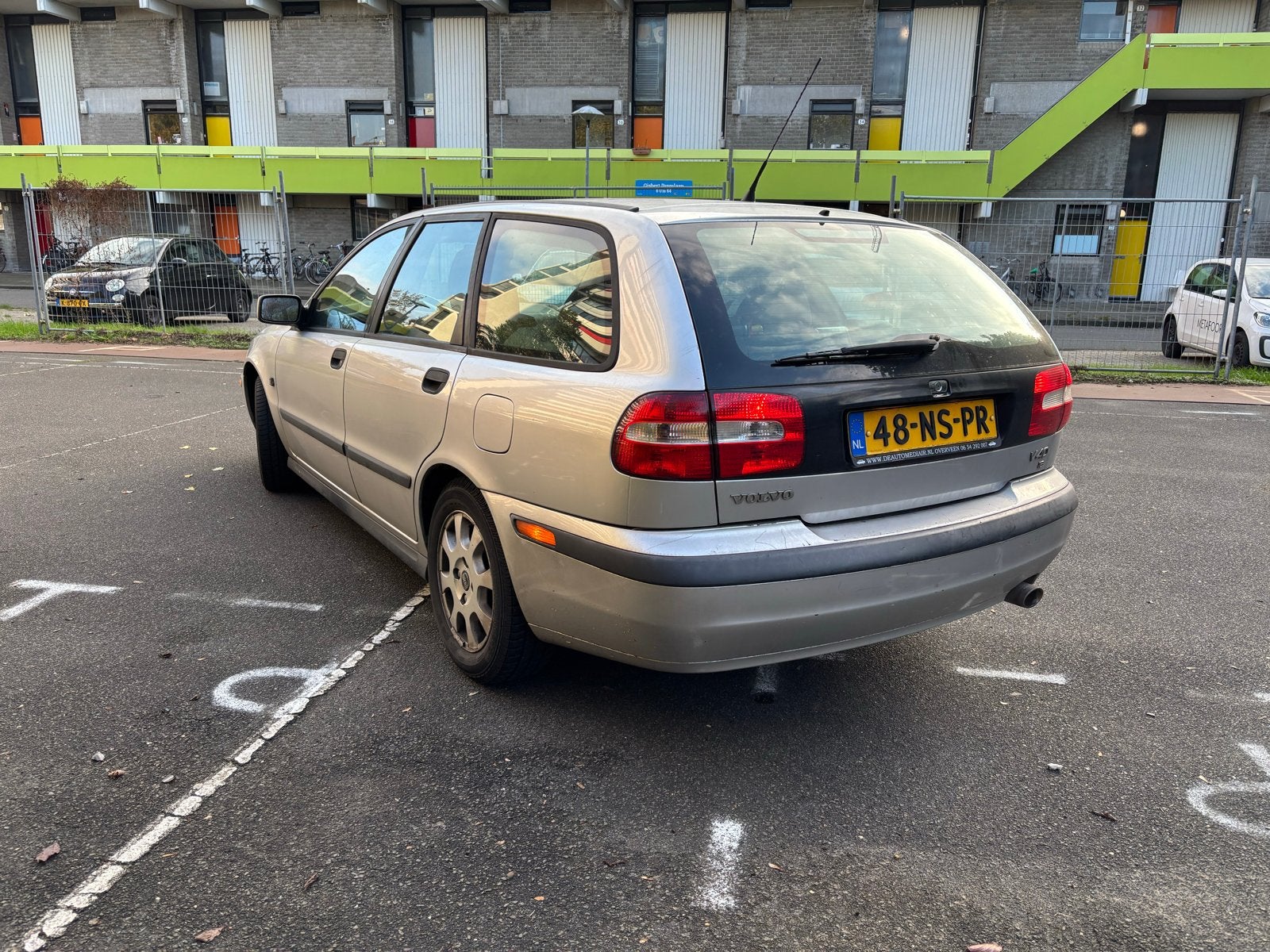 Volvo V40 1.6 I 16V 2004 Grijs, Auto's, 4 cilinders, Handgeschakeld, 1587 cc, 66 €/maand