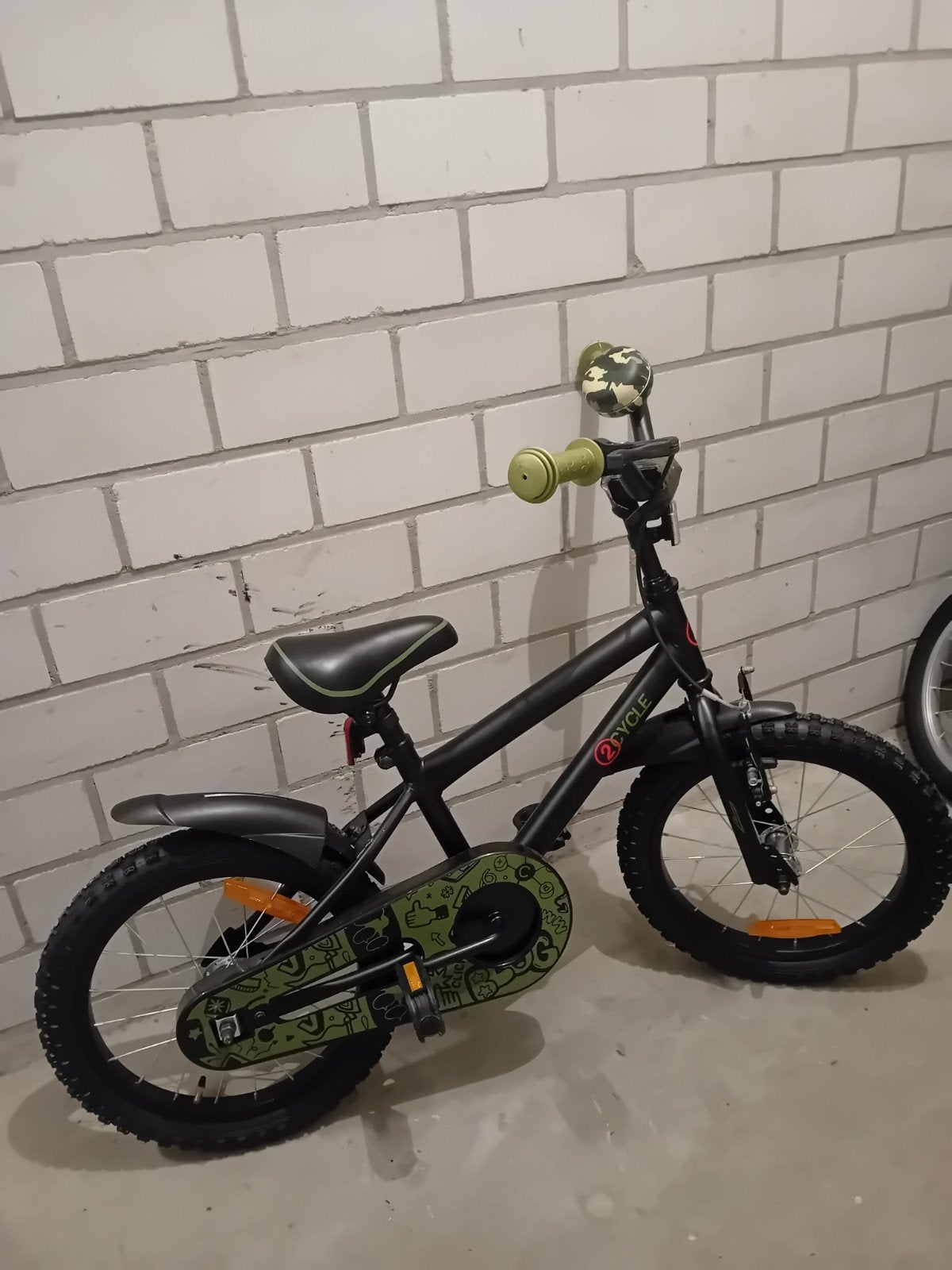2Cycle kinderfiets 16 inch met zijwieltjes, Ophalen, Zijwieltjes, Velgrem, Nieuw