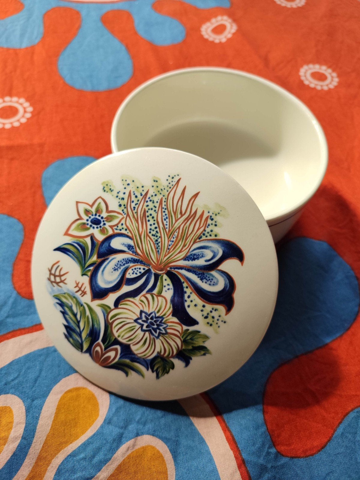Vintage boch dekseldoosje boerenbont bloemen doosje, Ophalen, Zo goed als nieuw, Kom(men), Aardewerk