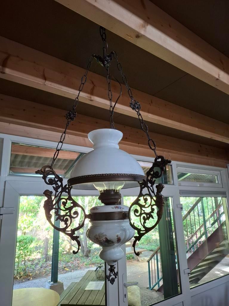 Antieke olielamp met porseleinen decoratie, Antiek en Kunst, Antiek | Lampen, Ophalen