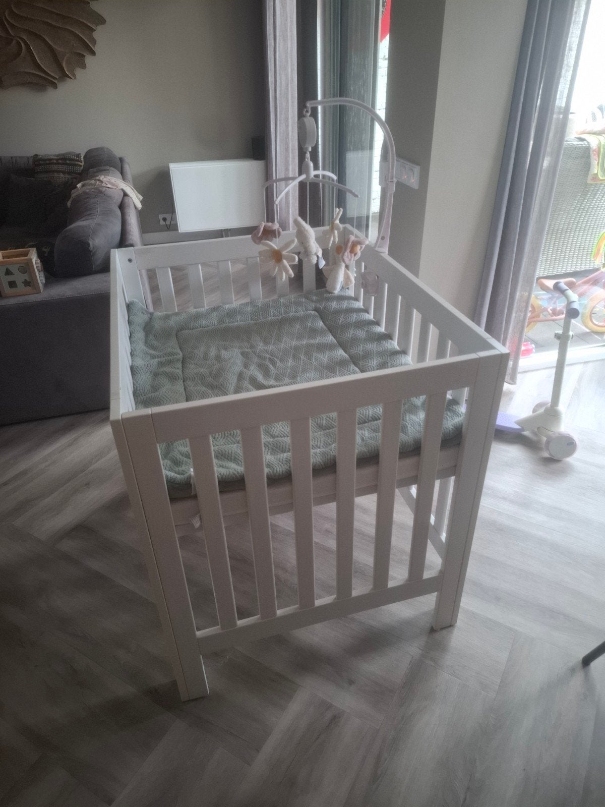 Witte babybox met mobiel en matras, 70 tot 85 cm, Ophalen of Verzenden, Zo goed als nieuw, Minder dan 140 cm