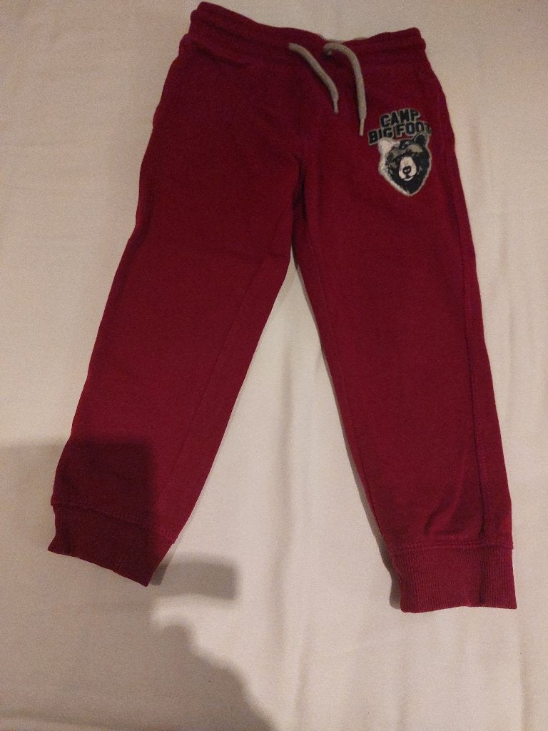 bordeauxrode broek met elastiek in boord Camp Big Foot,lees, Kinderen en Baby's, Kinderkleding | Maat 98, Broek, Gebruikt, Palomino (C&A)
