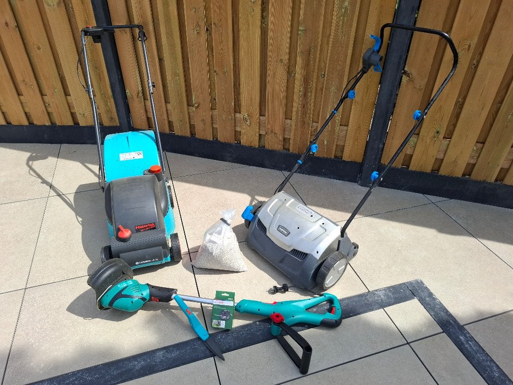Set met grasmaaier,  verticuteermachine, grastrimmer, schaar, Tuin en Terras, Grasmaaiers, Ophalen, Cirkelmaaier, Gebruikt, Elektrische grasmaaier