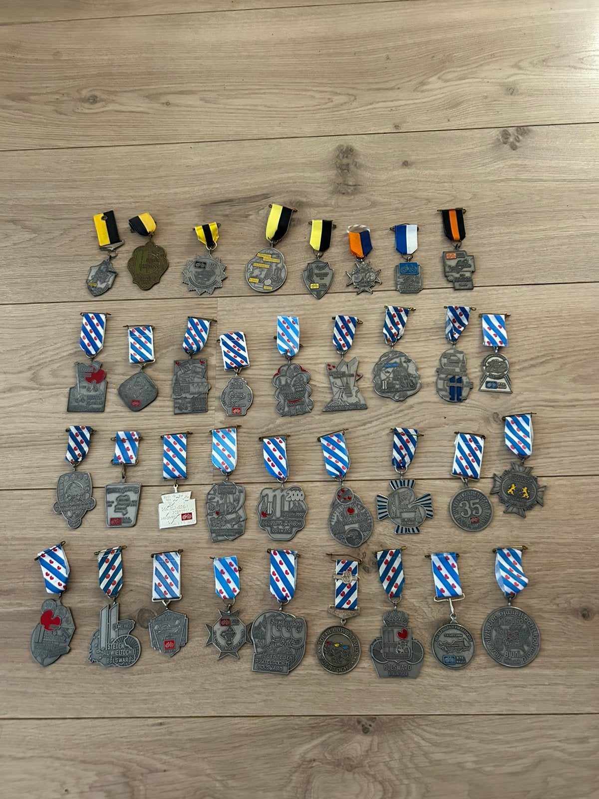 Verzameling 35 Elfsteden Rijwieltocht speldjes / medailles, Ophalen of Verzenden, Nederland