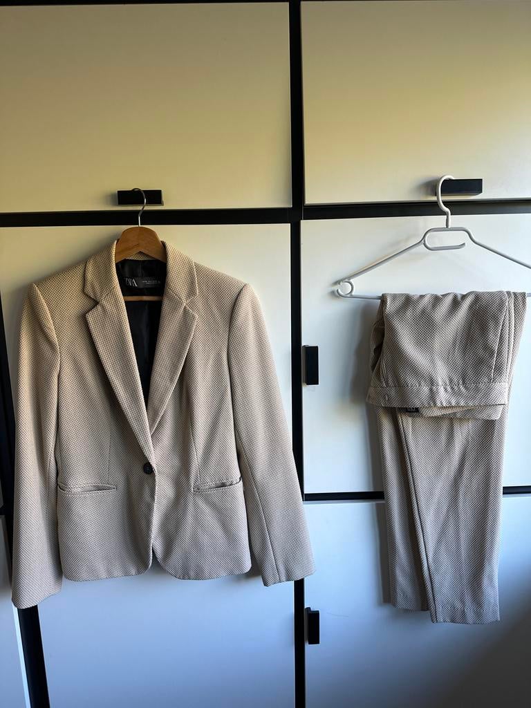 Zara pak maat 36 - Beige, Kleding | Dames, Kostuum of Pak, Beige, Ophalen of Verzenden, Zo goed als nieuw