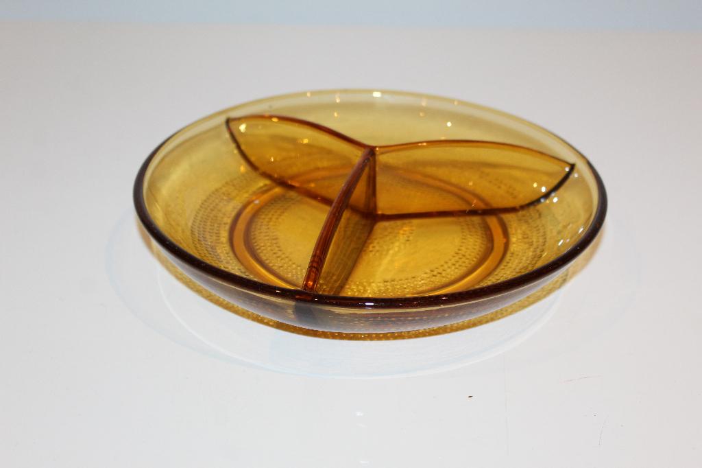 Schaal van gekleurd glas - Oma,s serveer schaal, Schaal, Rond, Ophalen of Verzenden, Glas