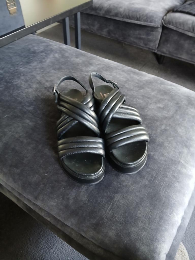Hippe zwarte sandalen, Kleding | Dames, Schoenen, Zwart, Geen idee, Zo goed als nieuw, Sandalen of Muiltjes