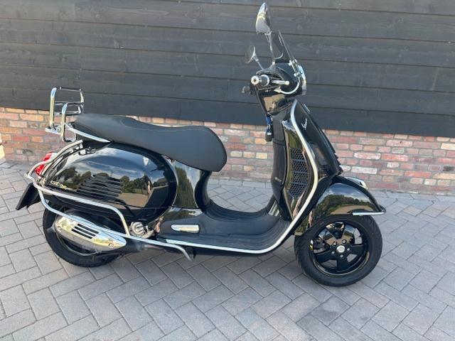 Vespa 300GTS Super Notte ABS Supertech, Motoren, Motoren | Piaggio, Particulier, Scooter, 12 t/m 35 kW, 1 cilinder, Minimaal motorrijbewijs A1