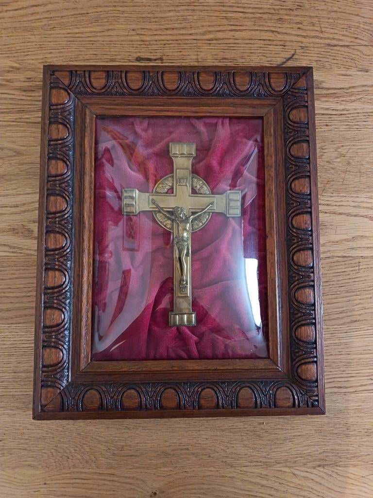 Antiek Kruisbeeld in Houten Lijst - Religieuze Kunst, Ophalen of Verzenden