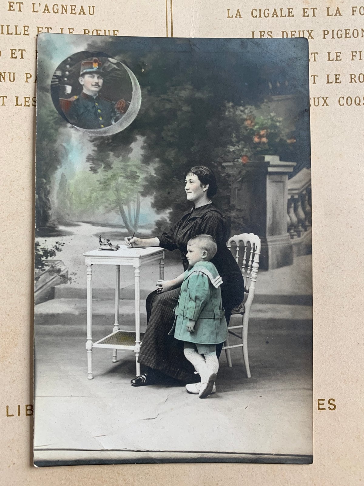 Moeder en zoon denken aan vader - militair (ME), Ophalen of Verzenden, Voor 1920, Ongelopen, Kinderen