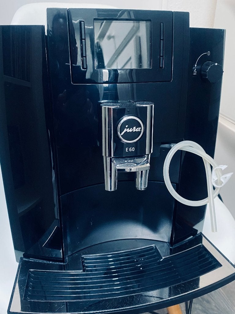 Prachtige Jura E6/E60 met een premium servicebeurt., Witgoed en Apparatuur, Koffiezetapparaten, Ophalen, 10 kopjes of meer, Koffiemachine