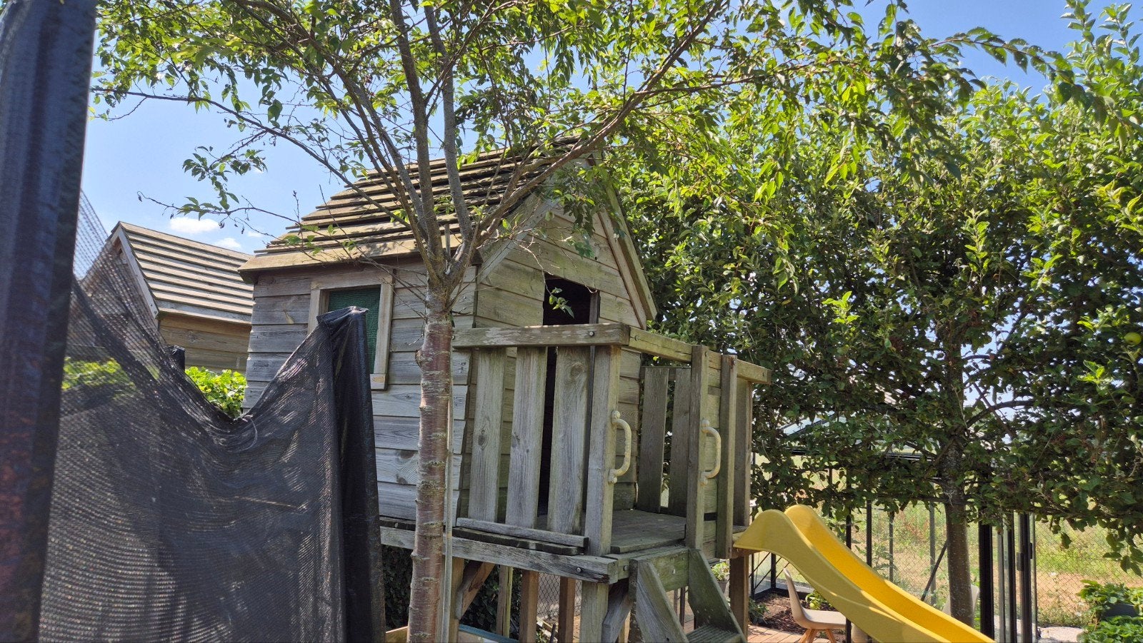 Oud houten speelhuisje met glijbaan en schommel, Ophalen, Gebruikt, Hout