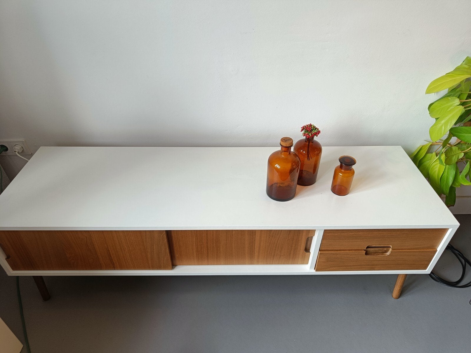 Modern dressoir met schuifdeuren en lades, Ophalen of Verzenden