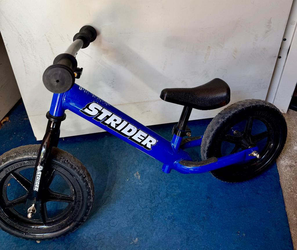 Kinder loopfiets Strider – blauw – goede staat, Ophalen, Zo goed als nieuw, Minder dan 16 inch