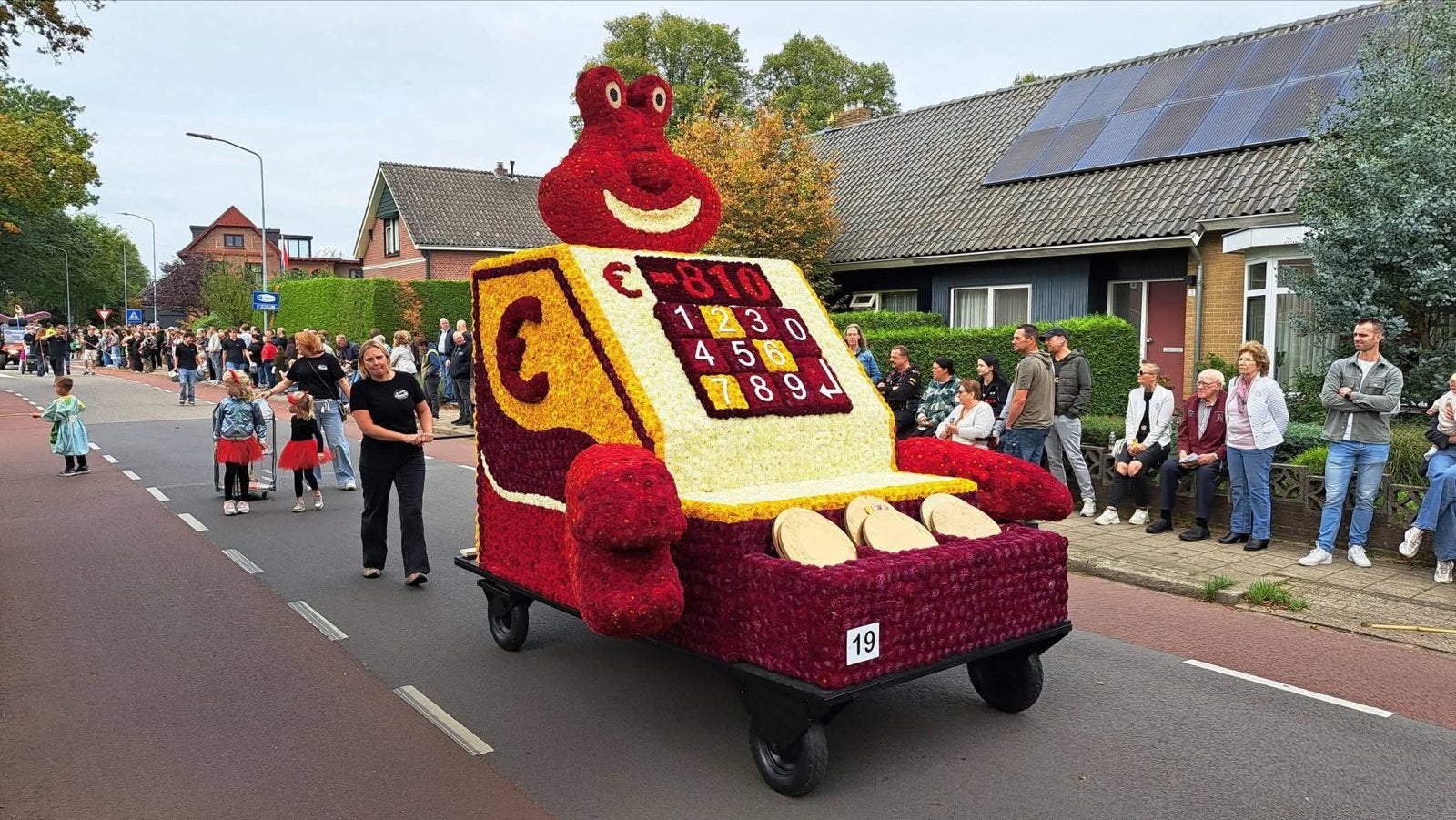 (Bloemen) corsowagen ‘Krab bij kas’, Ophalen, Versiering, Carnaval
