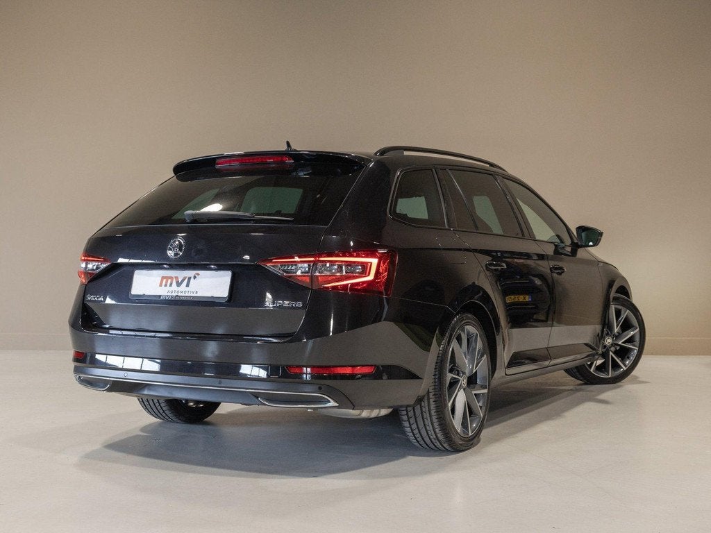 Skoda Superb Combi 1.5 TSI ACT Sportline Business / 150pk /, Auto's, Skoda, 730 kg, 4 cilinders, Alcantara, Zwart