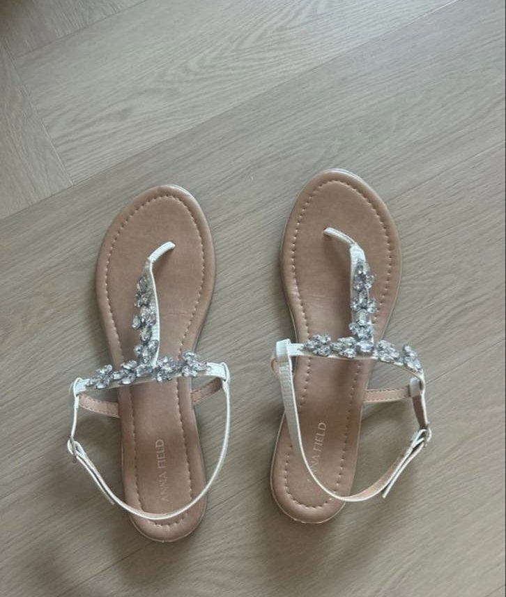 Witte sandalen met strass - perfect voor bruiloft of feest, Kleding | Dames, Ophalen of Verzenden, Zo goed als nieuw, Wit, Sandalen of Muiltjes