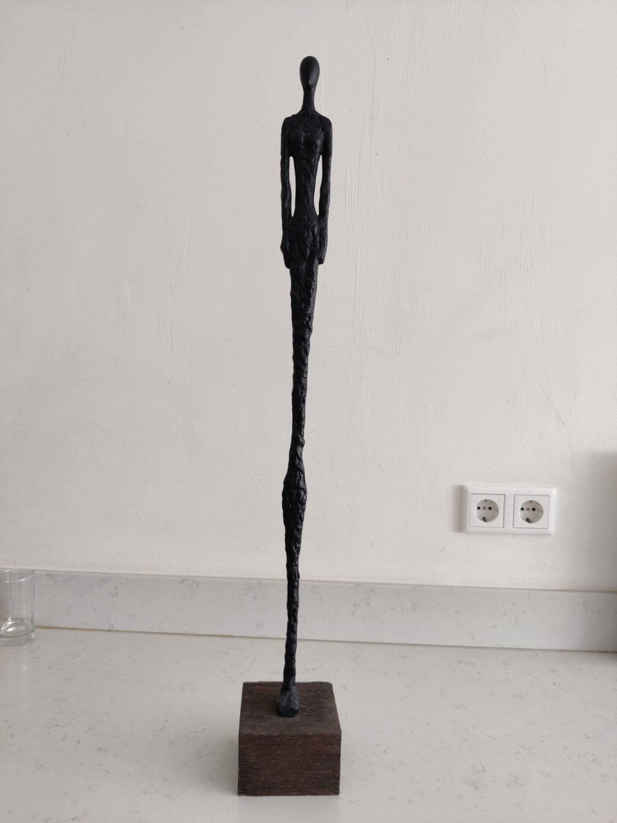 Abstracte sculptuur van een staande figuur, Ophalen of Verzenden, Op sokkel, Overige materialen, Beeld