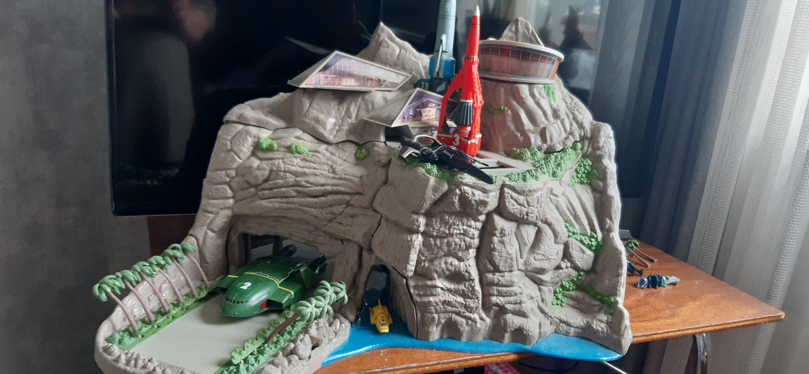 tracy island Thunderbirds incl. raketten  en speelfiguren, Ophalen of Verzenden, Zo goed als nieuw