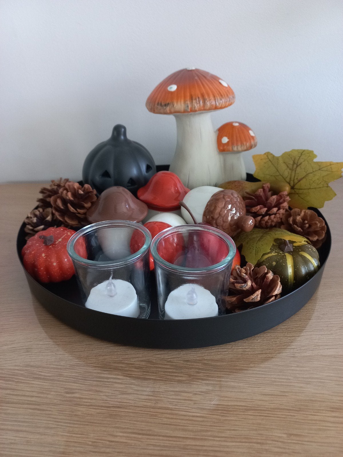 Herfstdecoratie op dienblad, Ophalen, Rond