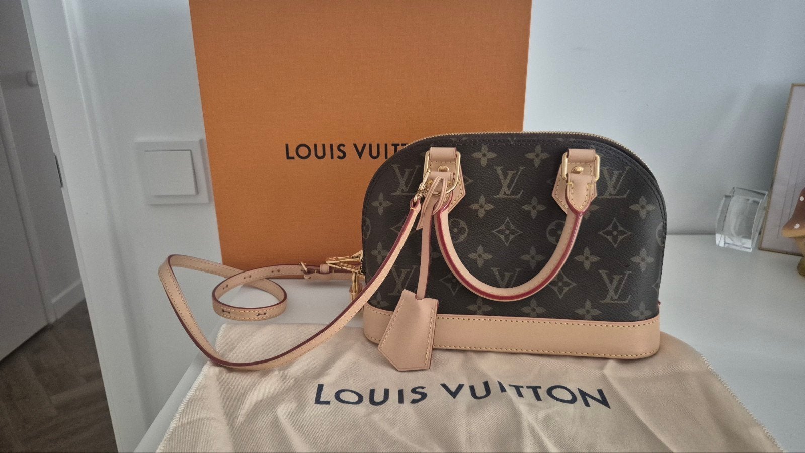 Louis Vuitton Alma BB Monogram Canvas - Zo goed als nieuw, Sieraden, Tassen en Uiterlijk, Ophalen, Zo goed als nieuw, Bruin, Handtas