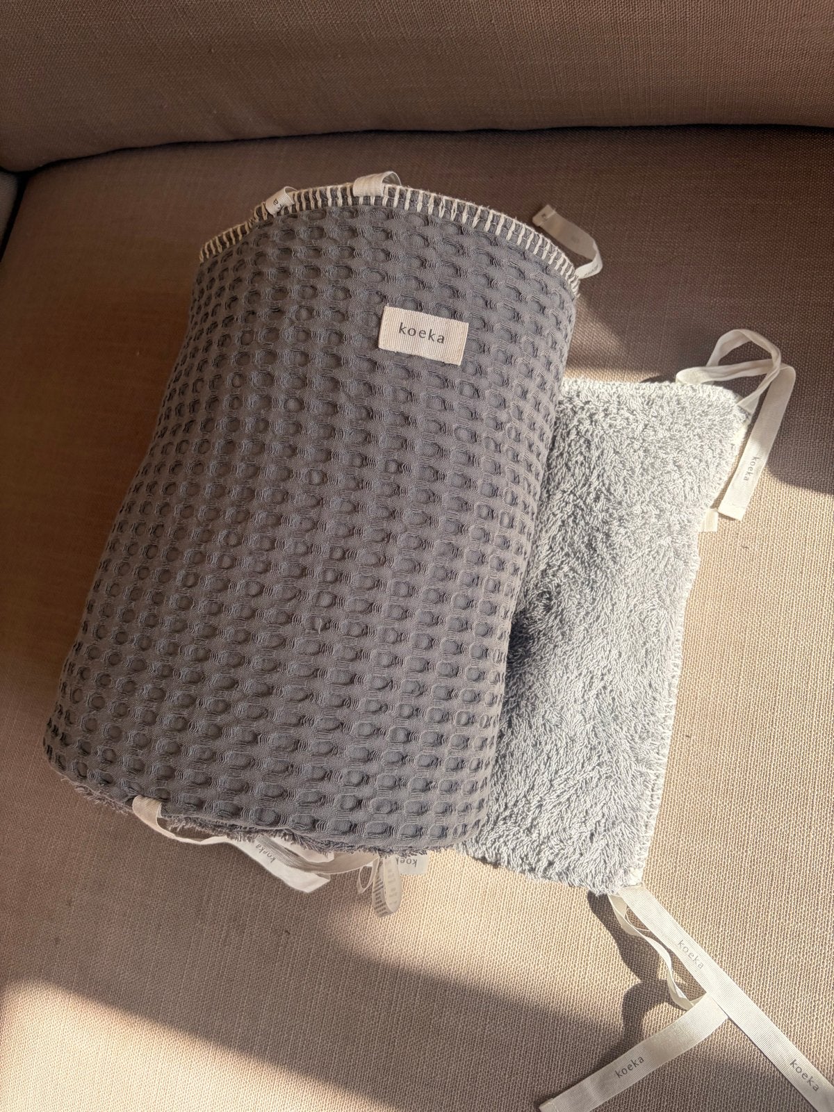 Koeka Bedomrander Wafel/Teddy Grijs - Zo goed als nieuw, Kinderen en Baby's, Jongetje of Meisje, Ledikant, Ophalen of Verzenden