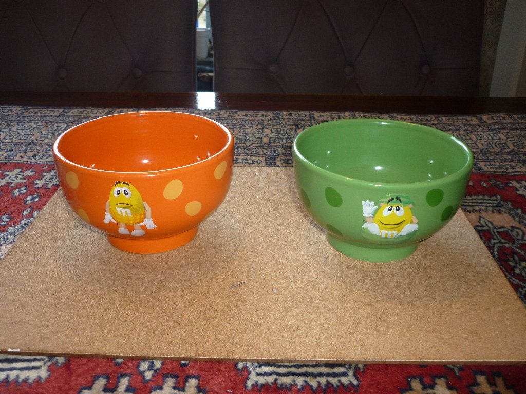 2 Mooie schaaltjes M & M groen en oranje in zeer goede staat, Ophalen of Verzenden, Overige stijlen, Aardewerk, Schaal of Schalen