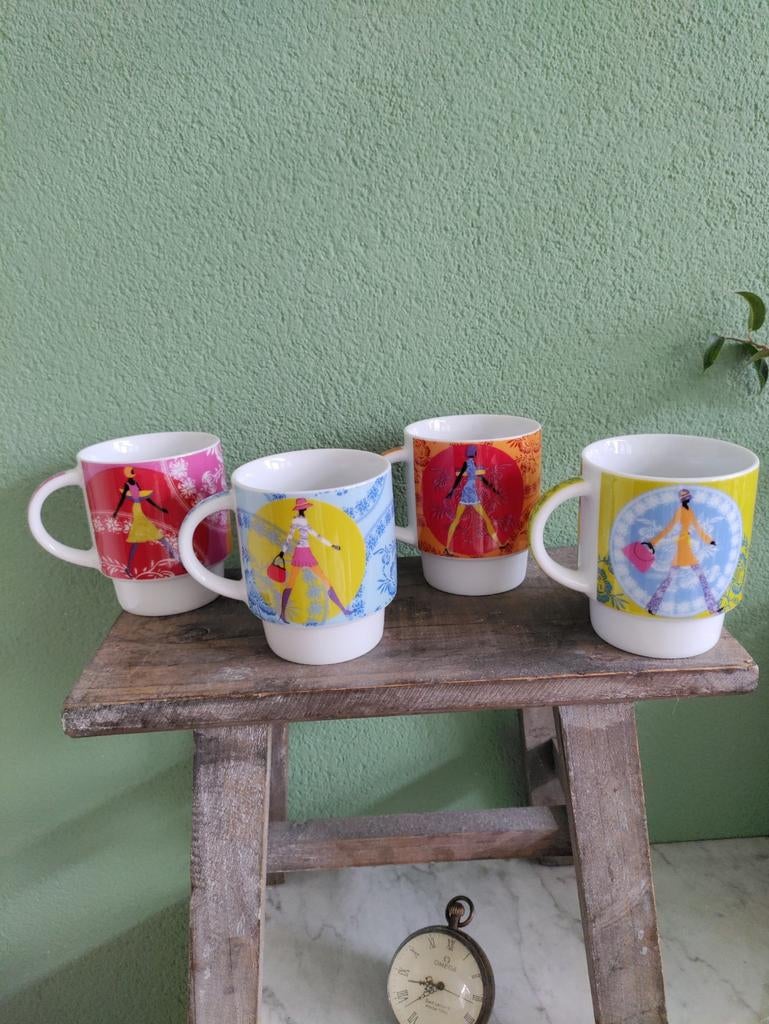 Set van 4 kleurrijke kopjes met figuur, Gebruikt, Keramiek, Ophalen of Verzenden, Overige stijlen