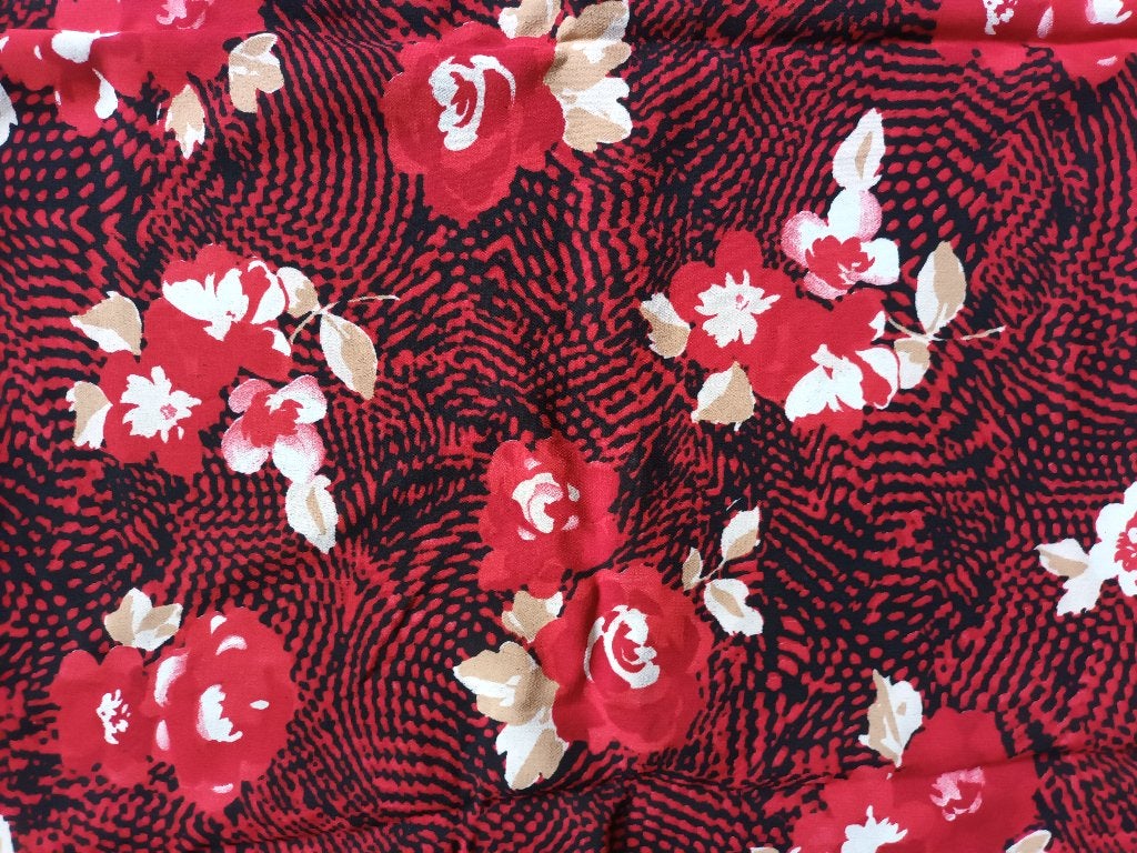 Lap stof ong 130 x 120 cm patroon met rode rozen bloemen, Ophalen of Verzenden, Zo goed als nieuw, 30 tot 200 cm, 120 cm of meer
