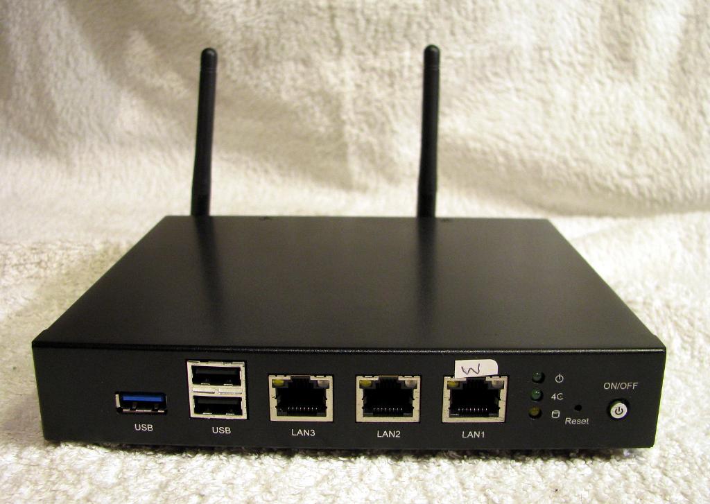 Lanner LEC-7223 dualcore ssd gbit passive firewall opnsense, Computers en Software, Routers en Modems, Gebruikt, Router, Ophalen