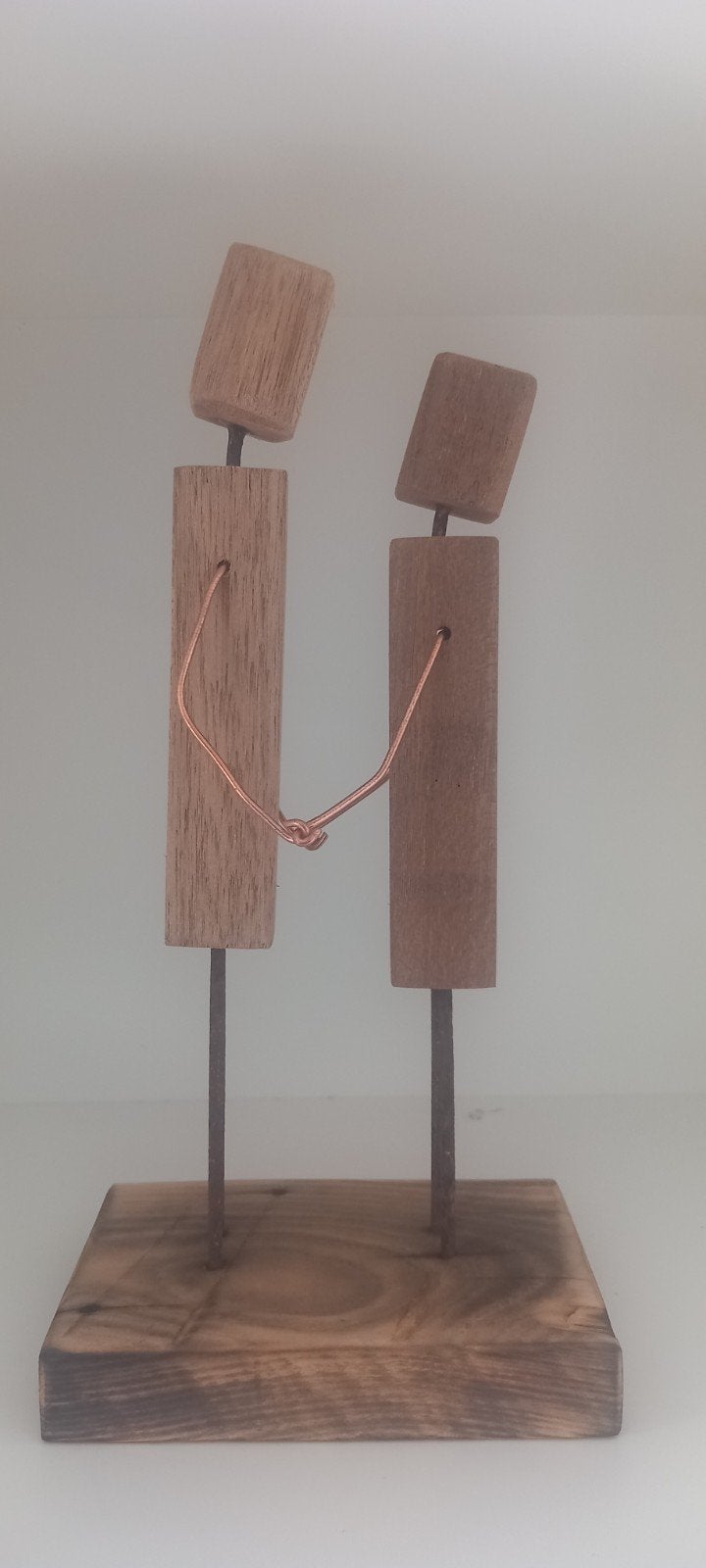 Houten standbeeldje - Liefdevolle verbinding, Antiek en Kunst, Ophalen of Verzenden, Handgemaakt, Hout, 20 - 50 cm