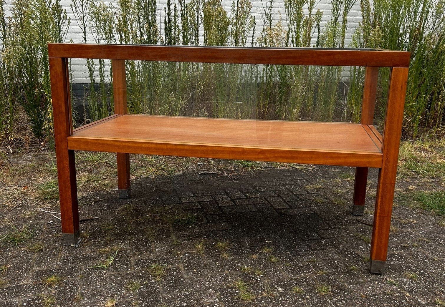 Houten vitrine voor museum of winkel, Ophalen