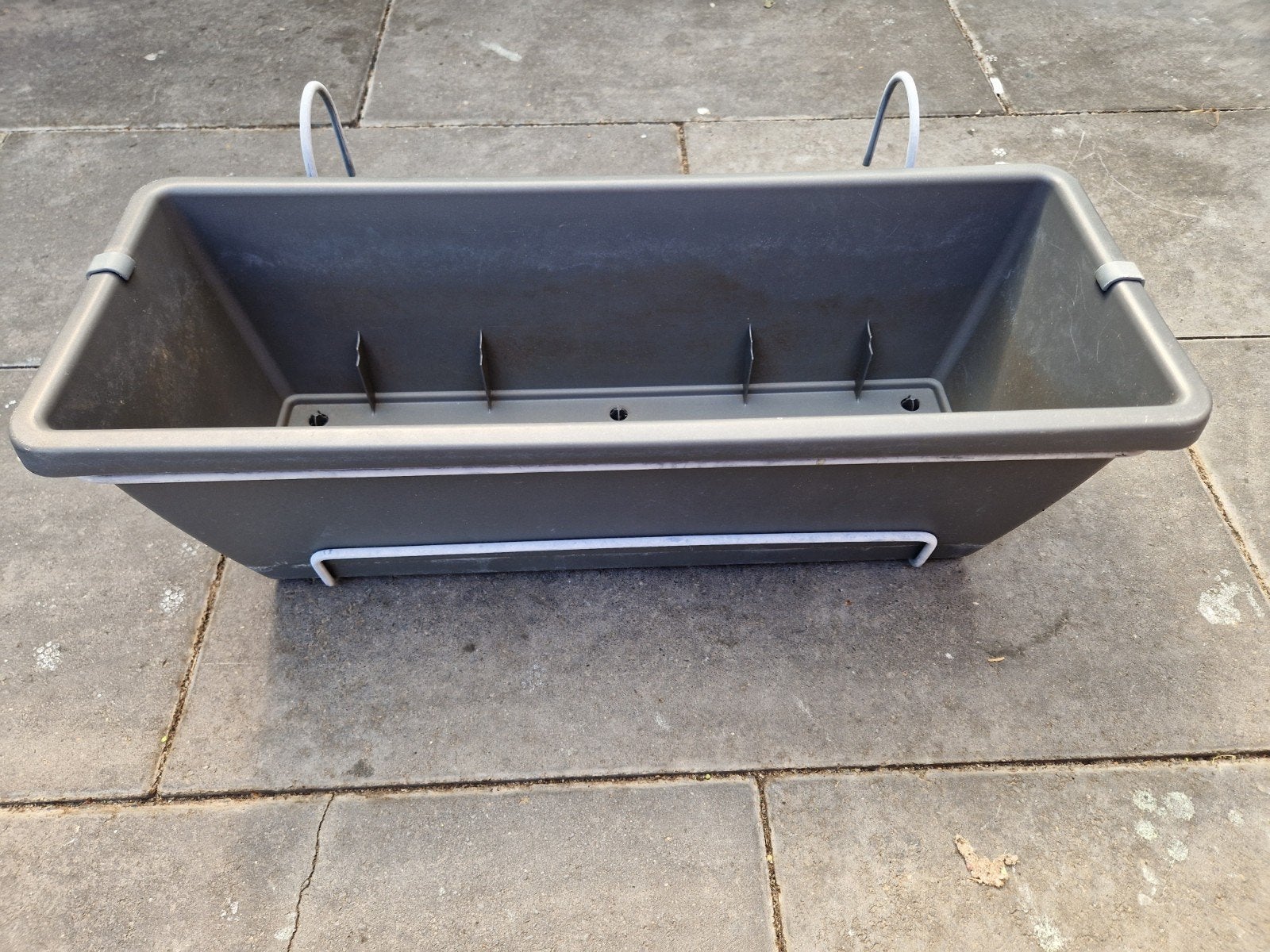 Grijze bloembak met ophangsysteem voor balkon/tuin, Kunststof, Minder dan 30 cm, Ophalen of Verzenden, Zo goed als nieuw