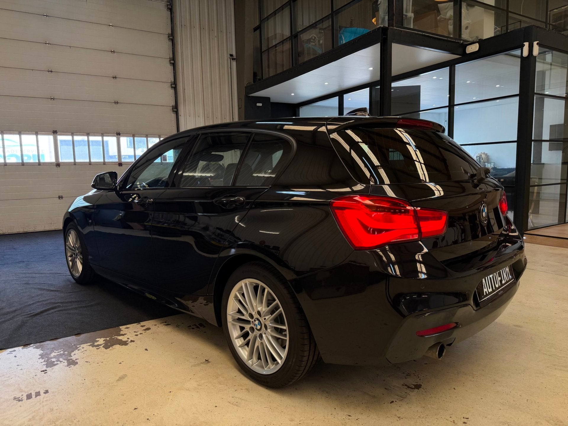 BMW 1-serie 118i M Sport Edition Nette Auto Dealer Onderhoud, Dealer onderhouden, Gebruikt, Zwart, Bedrijf