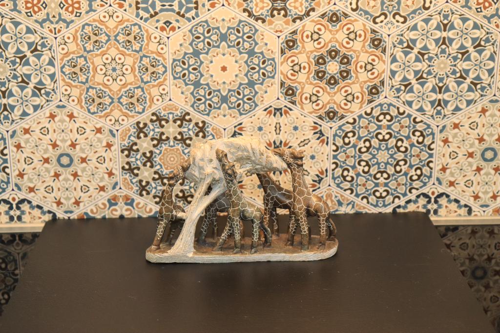 Mooie platau met giraffen familie, Verzamelen, Beelden en Beeldjes, Ophalen of Verzenden, Zo goed als nieuw, Dier