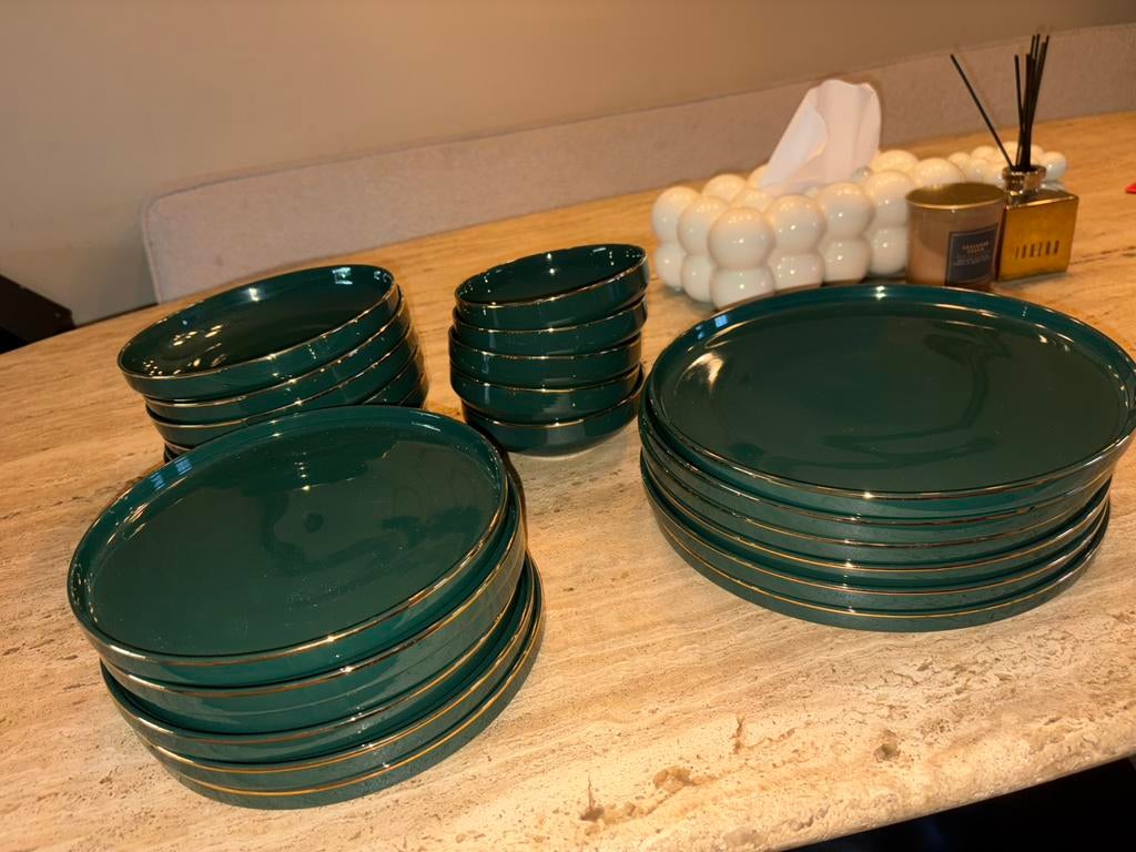 Smaragd groen servies met gouden rand. Zo goed als nieuw., Huis en Inrichting, Keuken | Servies, Ophalen of Verzenden, Zo goed als nieuw