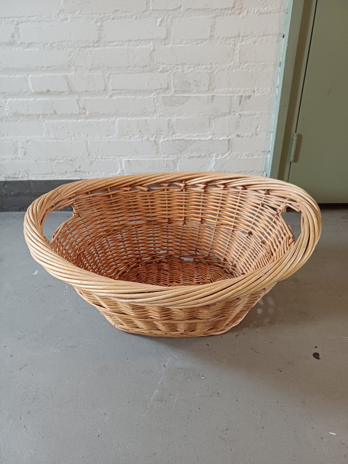 Grote rieten mand met handvatten, Huis en Inrichting, Woonaccessoires | Schalen en Manden, Ophalen, Gebruikt, Mand, Riet