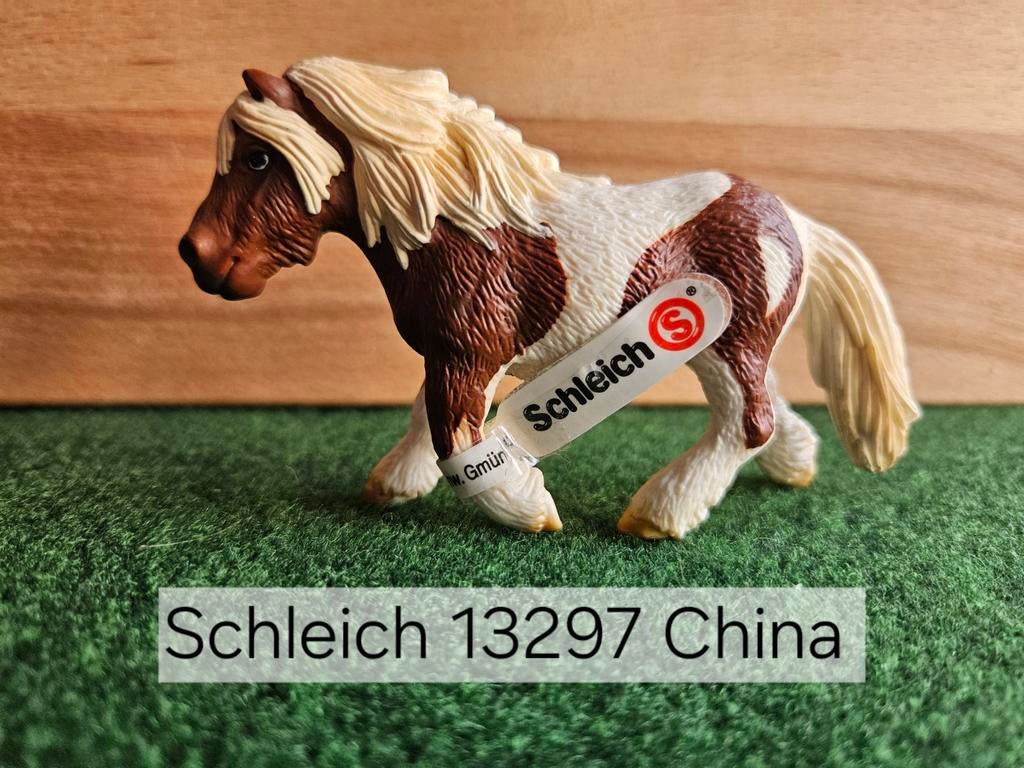Schleich 13297 Shetlander merrie
met vaantje uit 2005, Ophalen of Verzenden, Zo goed als nieuw, Paard, Beeldje of Figuurtje