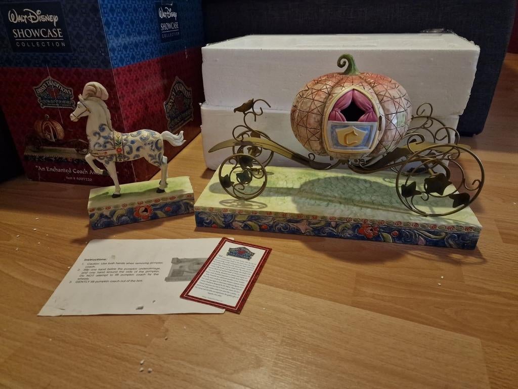 Disney Traditions An Enchanted Coach Awaits, Ophalen of Verzenden, Assepoester of Belle, Zo goed als nieuw, Beeldje of Figuurtje